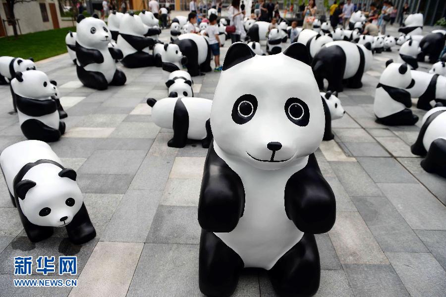 這是6月2日在上海靜安嘉里中心廣場拍攝的萌態(tài)百出的“熊貓”大軍。