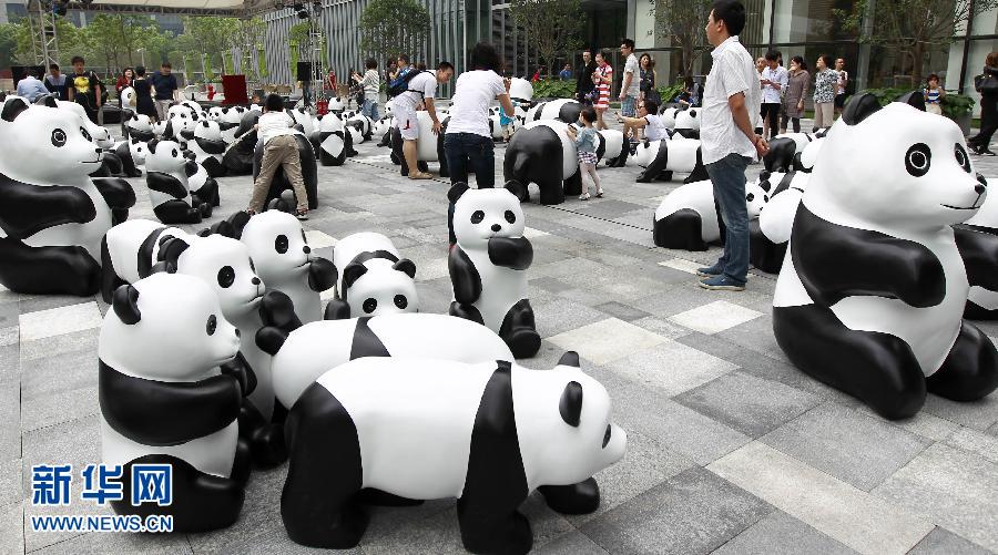 6月2日在上海街頭拍攝的大熊貓模型。