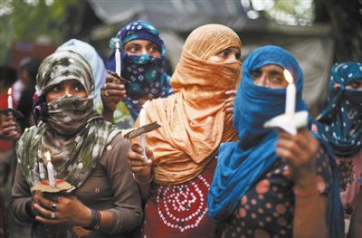 印度民眾舉行紀(jì)念儀式，悼念在強(qiáng)奸案中遇害的兩名少女。