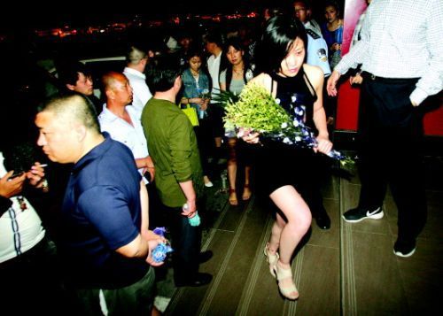 血案發(fā)生幾天來，很多招遠(yuǎn)市民自發(fā)送來鮮花，悼念逝者。本報(bào)記者趙金陽見習(xí)記者呂奇攝