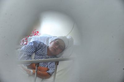 　6月3日，被打的值班醫(yī)生在病房接受治療。新華社發(fā)