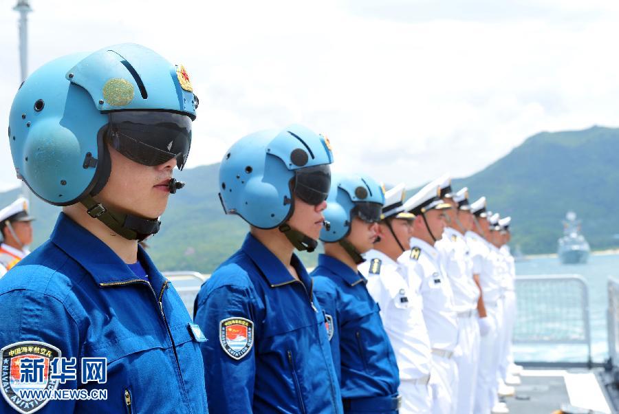  6月9日，在三亞某軍港，隨海口艦參演的艦載直升機(jī)飛行員整裝待發(fā)。