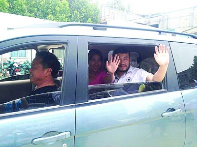 孫正龍和妻子、家人，揮手和醫(yī)護(hù)人員告別。張凌飛