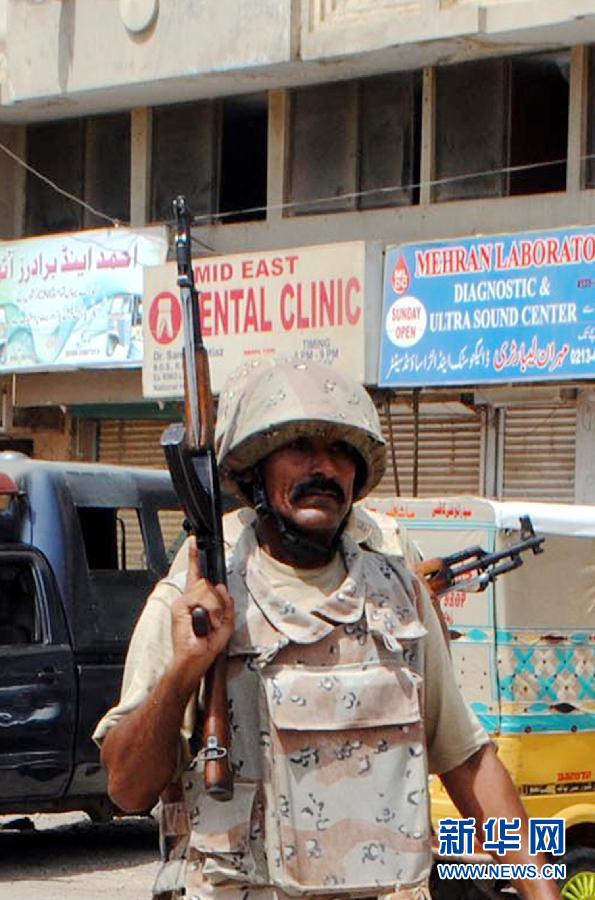 6月10日，在巴基斯坦南部城市卡拉奇真納國際機場附近，安全人員在街頭警戒。