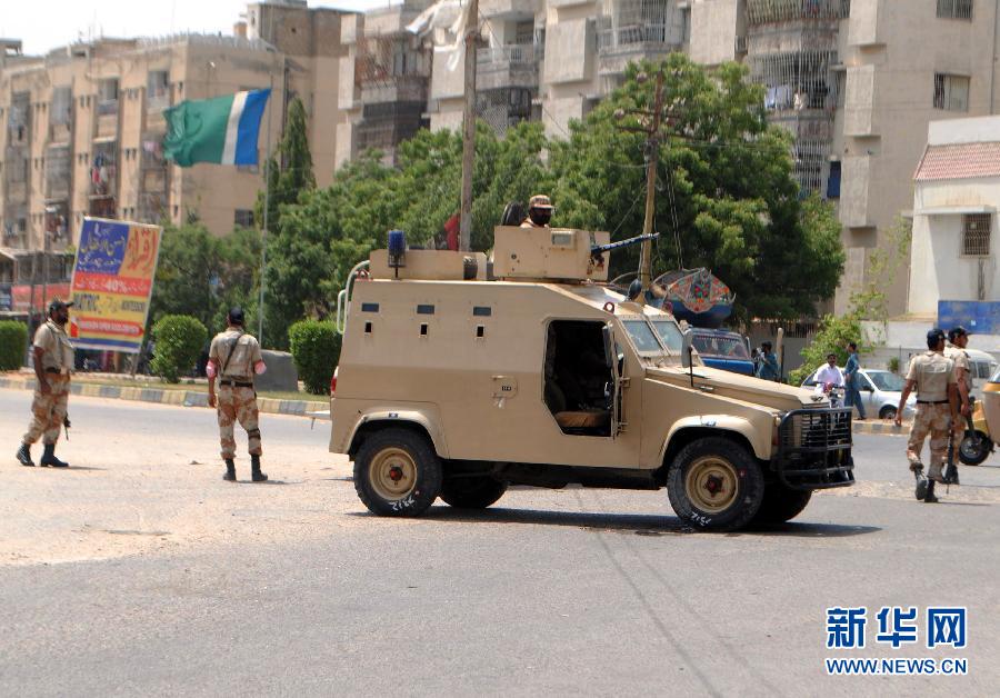 6月10日，在巴基斯坦南部城市卡拉奇真納國際機場附近，安全人員在街頭警戒。