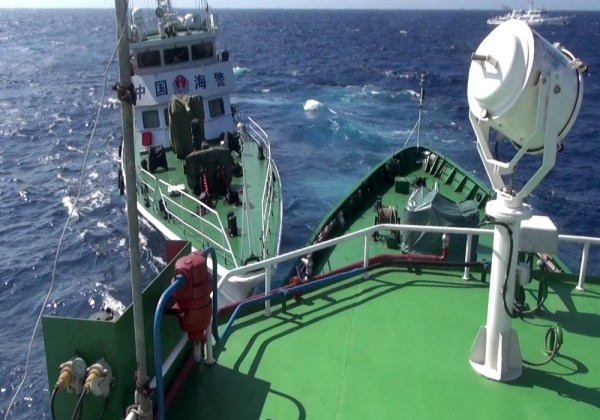 越南拍攝的中國(guó)?？樟α孔o(hù)衛(wèi)981鉆井平臺(tái)。