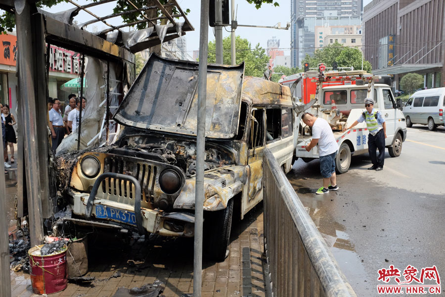 吉普車燒毀嚴(yán)重，基本報(bào)廢。