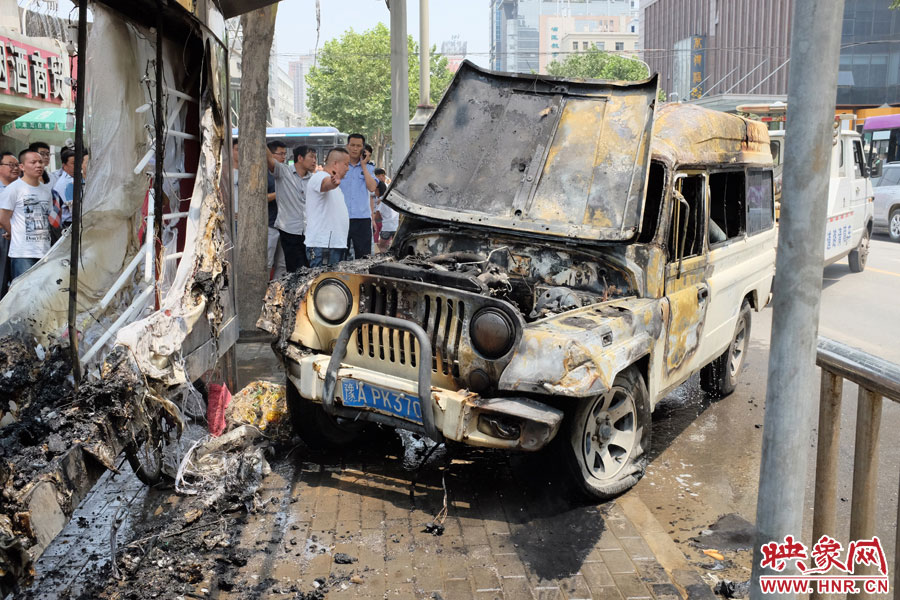 火災(zāi)撲滅后，交警部門將車進(jìn)行拖離。