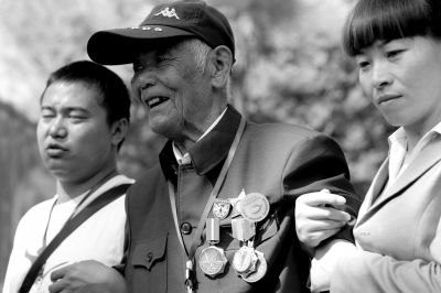 中國遠(yuǎn)征軍老兵來參加活動。