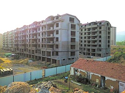 住宅樓的外立面還未裝修，但據(jù)售樓處工作人員介紹，第一批開盤已經(jīng)賣掉了99套。