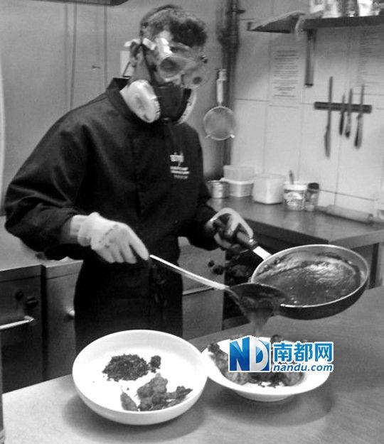 廚師在烹制最辣雞腿醬時要戴“防辣”面罩。
