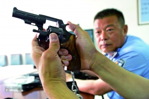 出發(fā)前,認真檢查槍械。