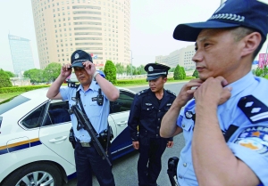 鳥巢附近,兩名民警和一名輔警負責該區(qū)域的巡邏任務(wù)。