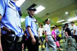 地鐵內(nèi),攜槍巡邏。