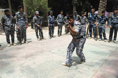 　5日，伊拉克巴格達(dá)，新招募的安全部隊成員進(jìn)行訓(xùn)練。
