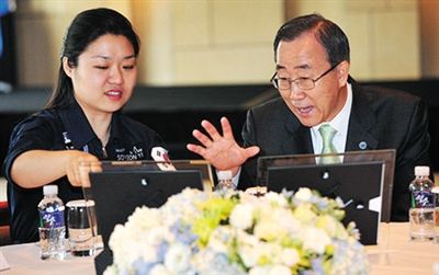 2008年7月，聯(lián)合國(guó)秘書(shū)長(zhǎng)回到韓國(guó)時(shí)，特意會(huì)見(jiàn)李炤燕。