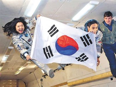 　2007年9月10日，李炤燕（左）在俄羅斯首都莫斯科接受零重力飛行訓(xùn)練。