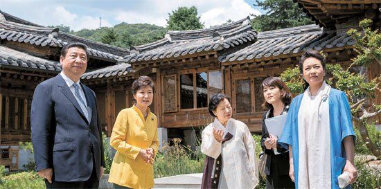 照片中左起分別是習(xí)近平、樸槿惠、家具博物館館長鄭美淑(音)、隨同翻譯、彭麗媛。