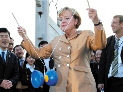 2007年8月27日，北京，默克爾正在玩扯鈴。