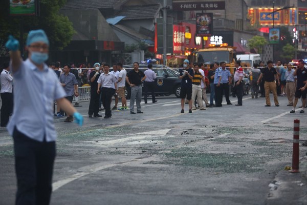 　圖為醫(yī)護人員到現場救援。