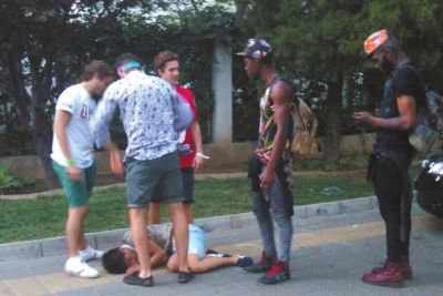 外籍男子路邊發(fā)現(xiàn)醉漢將其圍住。