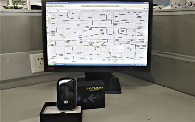 記者花近400元網(wǎng)購的定位監(jiān)聽器，能通過短信激活，進(jìn)行實時監(jiān)聽。