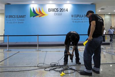 　13日，福塔萊薩的塞阿拉州會(huì)展中心，工作人員布置會(huì)場(chǎng)新聞發(fā)布廳。