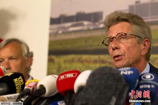7月17日，在荷蘭阿姆斯特丹斯希普霍爾機(jī)場(chǎng)舉行的的新聞發(fā)布會(huì)上，馬航歐洲區(qū)負(fù)責(zé)人介紹情況。