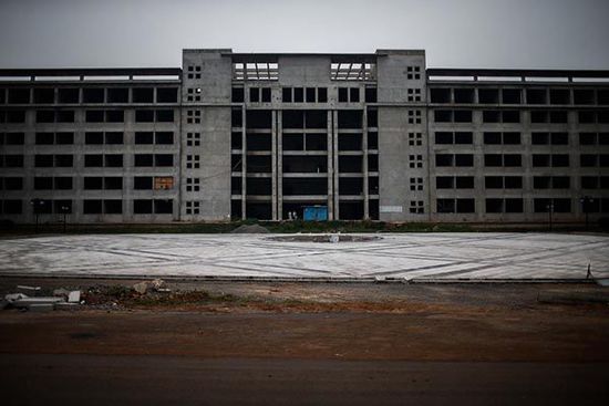 2014年7月11日，安徽省宿州市蕭縣，空置廢棄的縣政府新大樓。 澎湃新聞 楊一 圖