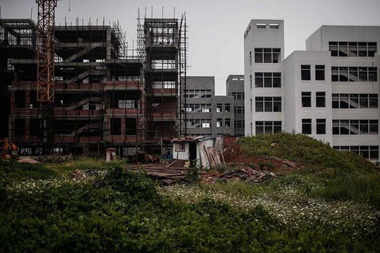 2014年7月11日，安徽省宿州市蕭縣，荒棄的政府新辦公樓前荒草一片。 澎湃新聞 楊一 圖