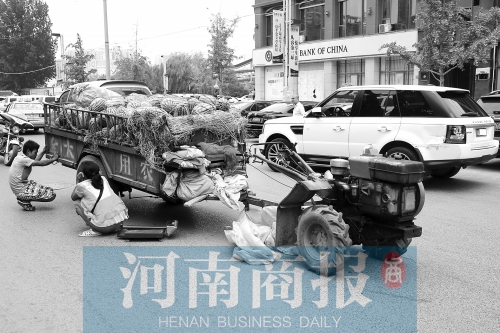 兩車(chē)相蹭后，小陳與妻子慌了神