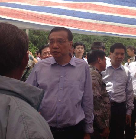 走進帳篷，總理就握住蔡官耀的雙手說：“不行，這個帳篷太簡易了”。說完這句，叮囑蔡官耀，“不能回家住”