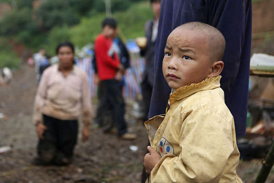 帳篷有限，尚有不少村民沒有地方躲雨。澎湃新聞 程藝輝 圖