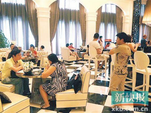 　昨天雖是工作日,但南海區(qū)某樓盤(pán)客流不少。