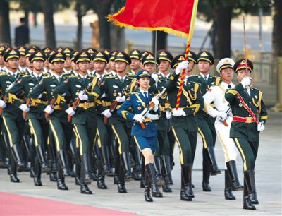 昨日，151人最大陣容的三軍儀仗隊，著新式禮賓服接受檢閱。這也是解放軍儀仗隊、軍樂團新式禮賓服首次亮