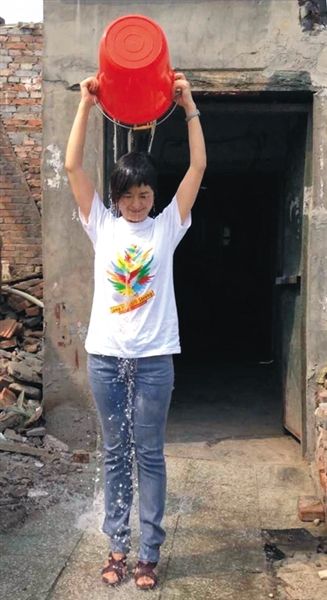 20日下午，央視主持人張泉靈參與“冰桶挑戰(zhàn)賽”。圖片來自微博