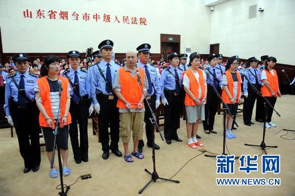 8月21日，被告人張帆、張立冬、呂迎春、張航、張巧聯(lián)到庭。法庭逐一核對(duì)被告人身份。