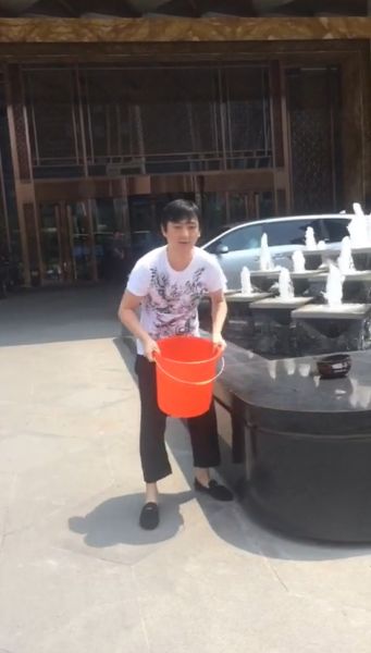 王思聰在進(jìn)行冰桶挑戰(zhàn)。