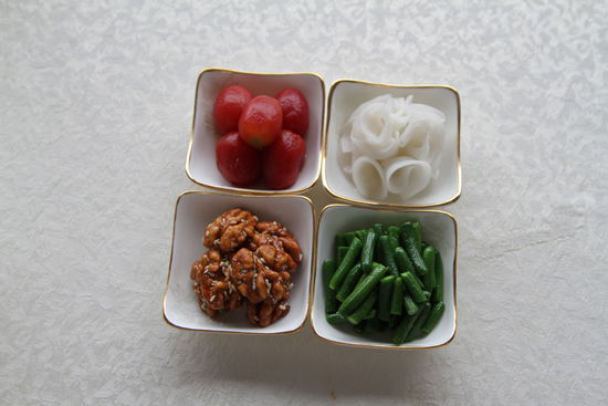 四調(diào)味：圣女果、蓮藕、核桃仁、小黃瓜。 花惠生 供圖