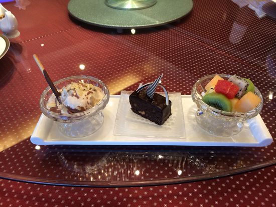 西點(diǎn)水果拼盤、巧克力布朗尼、冰淇淋。 花惠生