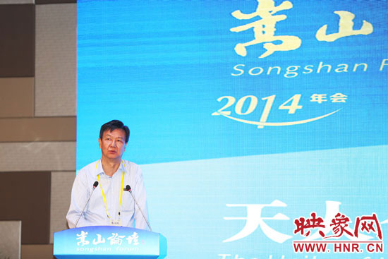 國務院發(fā)展研究中心原副主任、研究員盧中原演講。