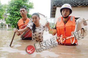 長壽區(qū)，消防官兵搜救被困群眾。