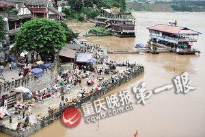 沙坪壩區(qū)磁器口，江水逼近休閑平臺。