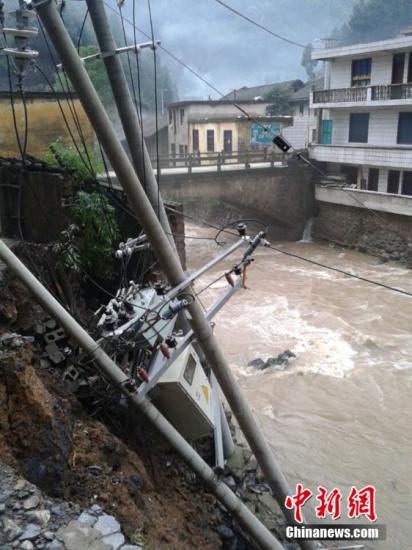 9日以來，陜西省鎮(zhèn)巴縣持續(xù)出現(xiàn)強秋淋天氣，21鎮(zhèn)不同程度受災(zāi)，電力、交通、移動通訊一度中斷。