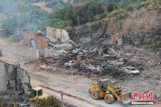 9月23日上午，花炮廠清理工作正在進行，山谷內(nèi)的廠房已被爆炸夷為平地。中新社發(fā) 楊華峰 攝