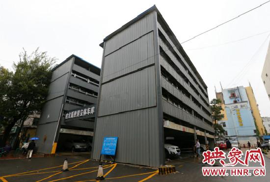 目前，市區(qū)內(nèi)的停車場(chǎng)數(shù)量還不能滿足廣大市民的需求。