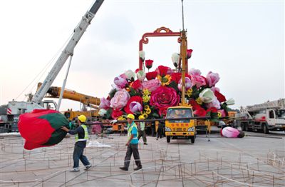吊裝現(xiàn)場(chǎng)。昨晚，天安門(mén)立體主花壇“祝福祖國(guó)”完工，今天起供游人參觀。