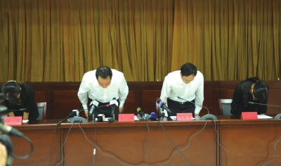 昆明通報明通小學(xué)踩踏事故原因，官員鞠躬致歉。圖/東方IC