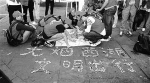 　志愿者用撿來的煙頭，拼起了“無煙西湖”圖案 通訊員供圖