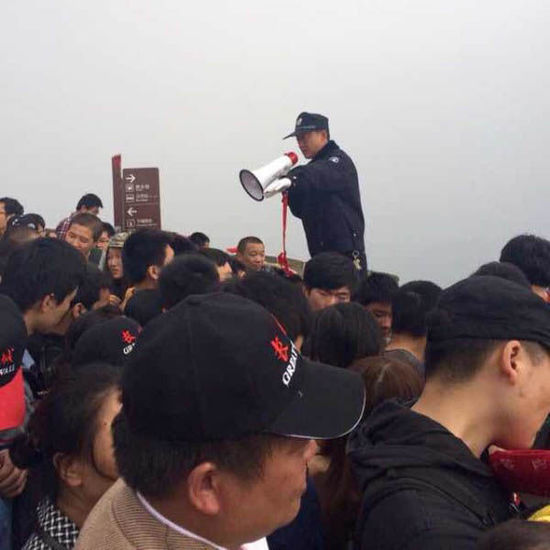 八達(dá)嶺長(zhǎng)城上保安在維持秩序。